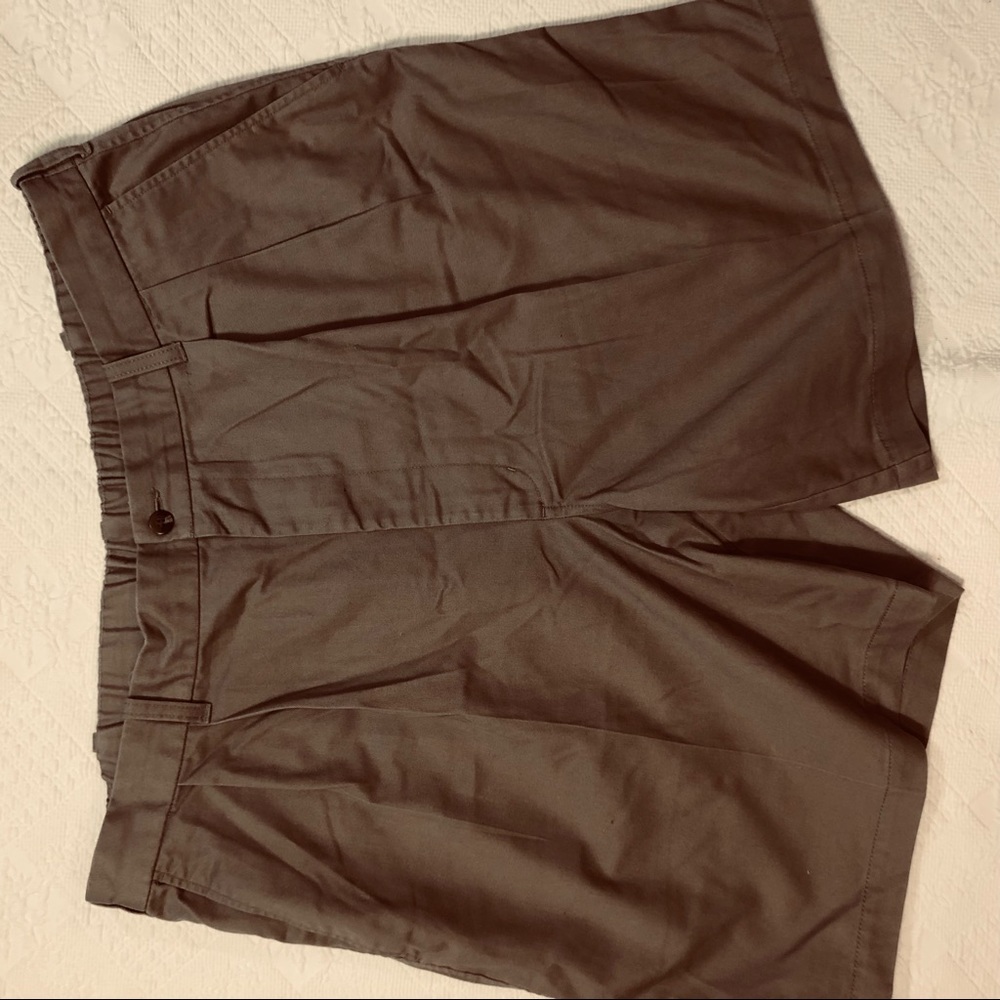 Outer Trim Mens Tan Pleated Shorts, Sz 42, side and back-buttoned pockets